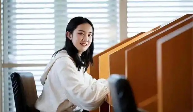 好奇心驱使她……但思及母亲的辛劳,周莉心软了又心疼,最终只是关切地