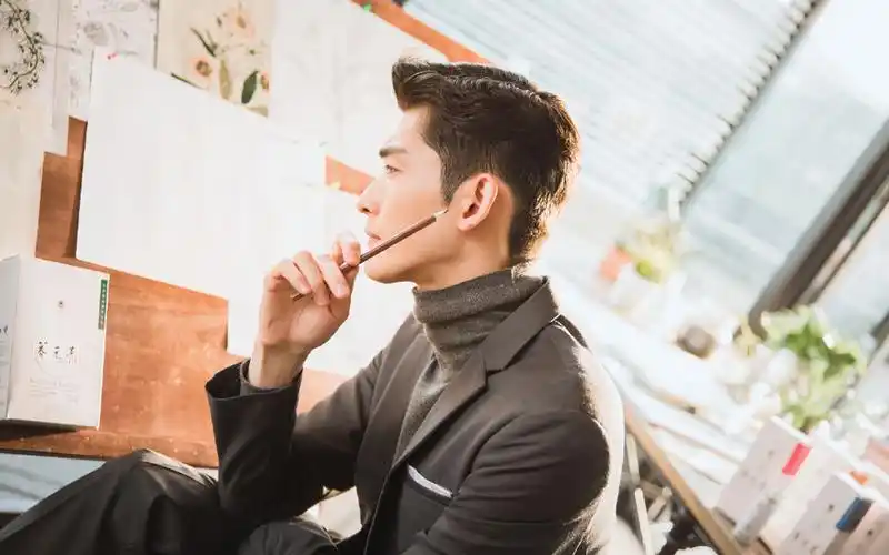 张翰文艺帅气花絮图片桌面壁纸高清大图预览1920x1200_大陆明星下载