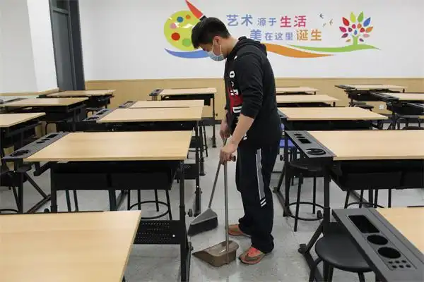 打扫美术教室.jpg
