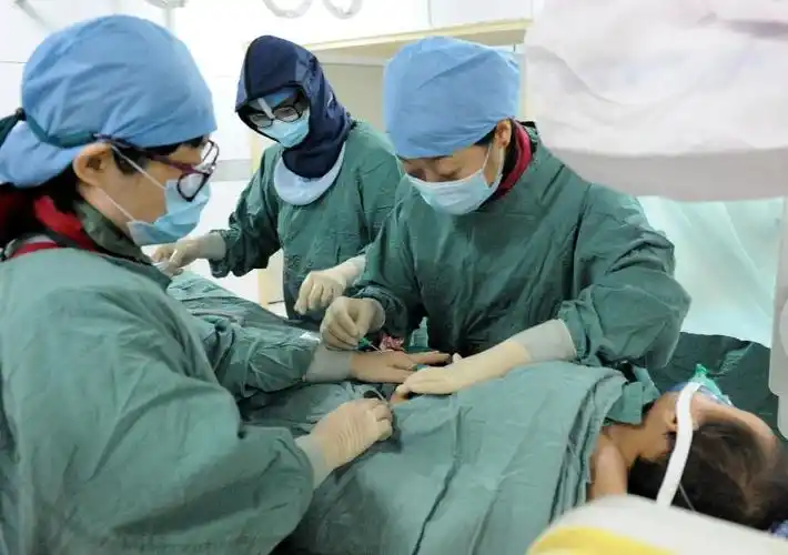 顾虹(右一)在为由她主要筹款捐助的其美拉姆实施心脏介入手术(2014年9