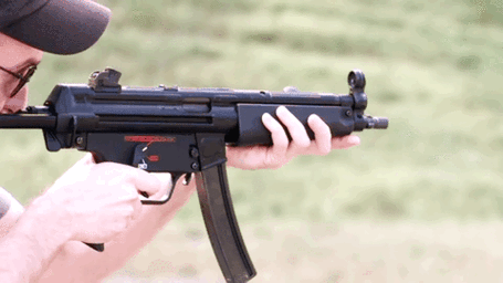 mp5短点射打钢板靶,非常精准.