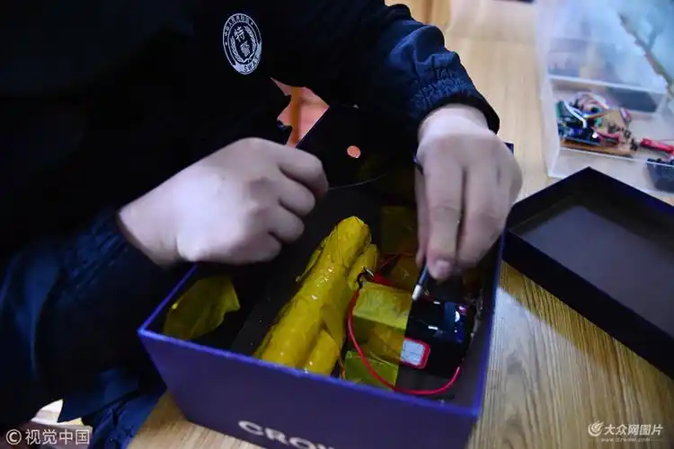 青岛90后排爆特警:为练拆爆 自制炸弹模型