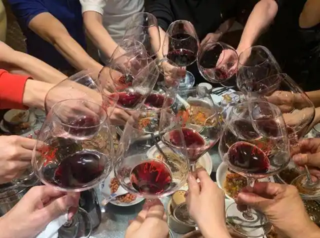 职场人30岁之前,应当要了解6条酒桌礼仪,否则很可能会浪费机会_饭局