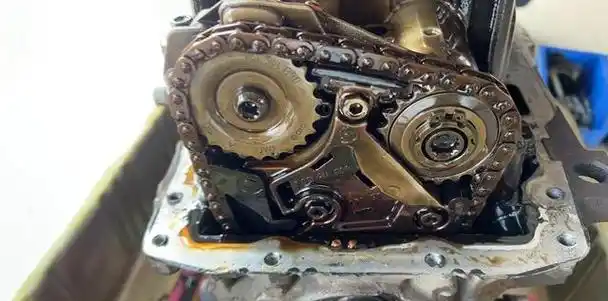 油泵和平衡轴是一体的,当然已经是漆黑一片了.