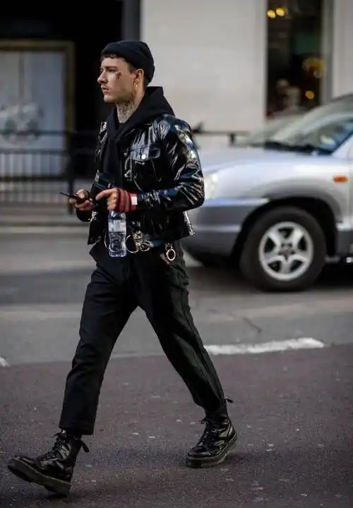 以这一套穿搭为例,复古风西服套装配上一双黑色马丁靴,整体的造型很有