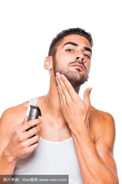 年轻英俊的男子正在修剪胡须