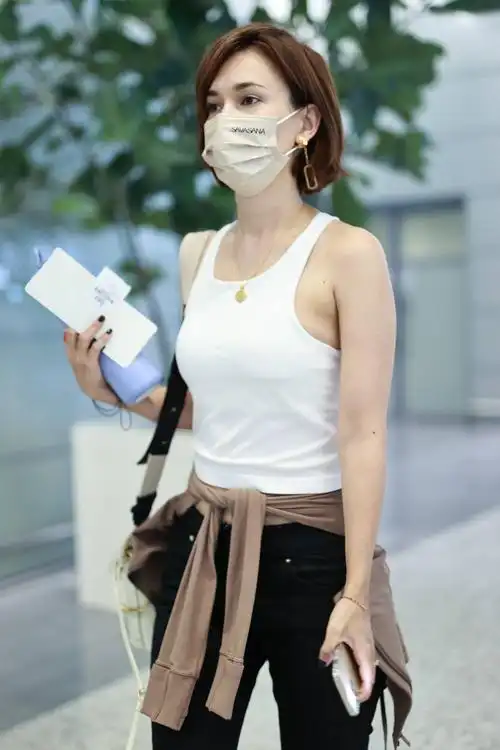 卢靖姗吊带t恤秀精致锁骨 对镜比耶可爱满分