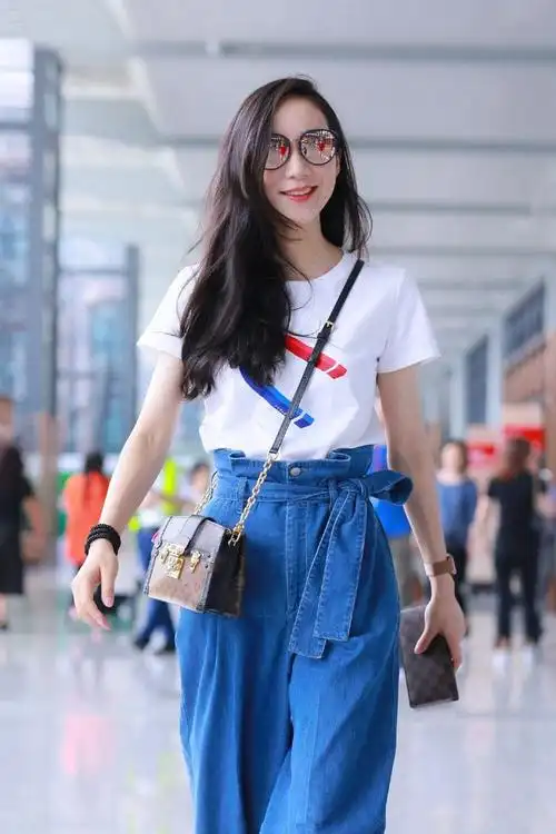 韩雪穿白色印花t配阔腿牛仔裤现身 行走间笑容灿烂秀长腿气场十足