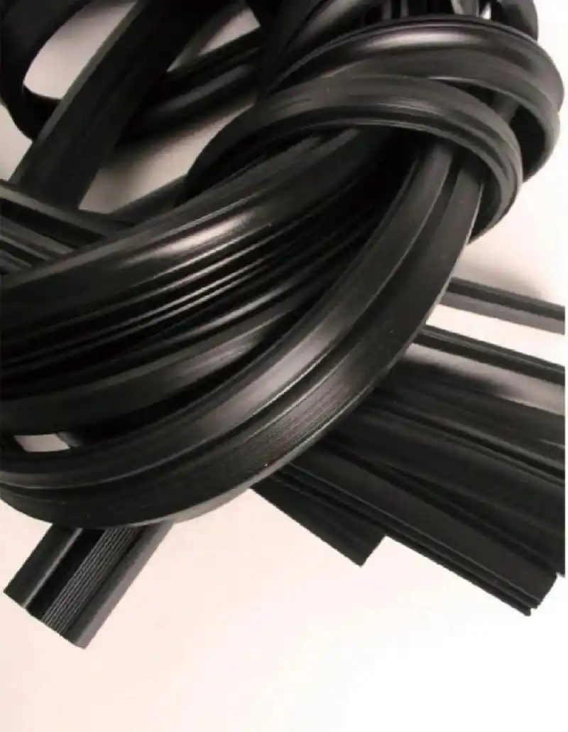 建筑门窗密封胶条是建筑门窗的重要组成部分之一,它通过本体结构中唇