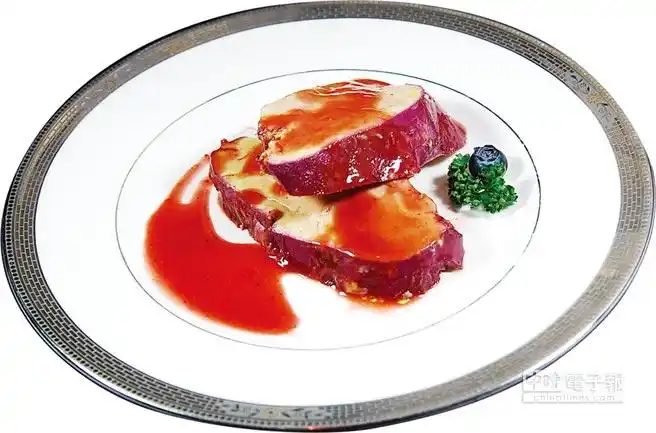 〈红酒炖鹅肝〉,是用红酒加入蓝莓和草莓汁做成酱汁,再将鹅肝浸泡其中