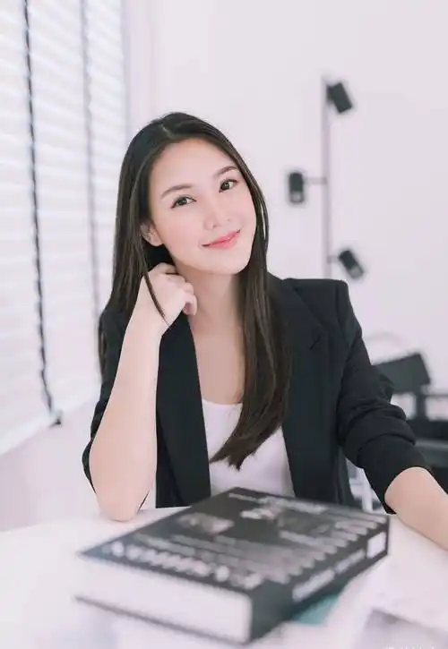 气质干练,笑容甜美,展现出迷人的魅力_举手投足_女强人_笑容