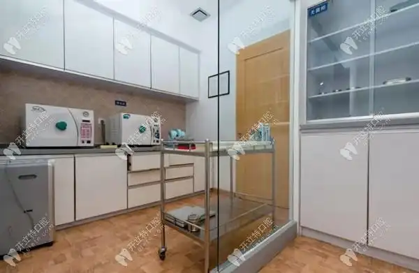 成都瑞泰口腔医院消毒室照片