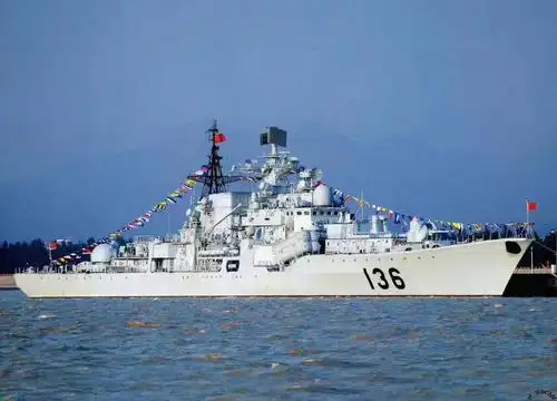 城市与战舰:中国海军杭州号驱逐舰