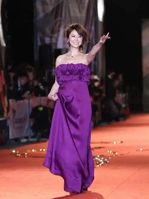 林心如深紫色露肩裙走红毯,生图下也尽显优雅感,盘发好有女人味