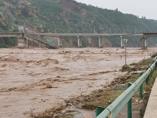 直击|石家庄一铁路桥百米桥面被洪水冲塌,部分桥梁被水淹没