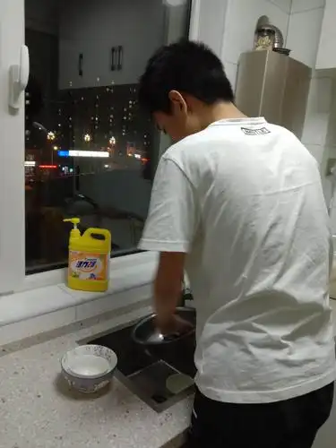 平时高大帅气但不多语的张数同学正在替妈妈洗碗筷,这个背影很是可爱