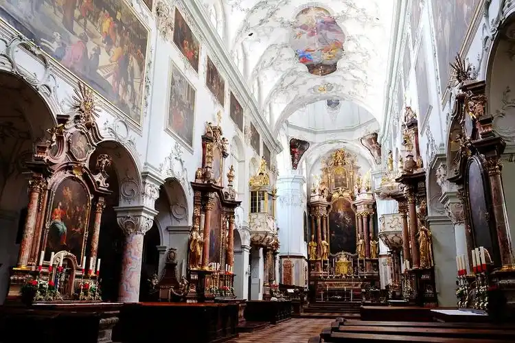 圣彼得修道院教堂内部