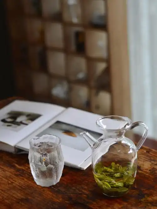 夏日暖阳一壶茶一本书小蛮腰琉璃杯