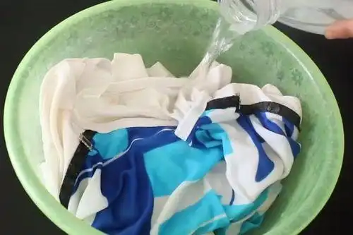 泡了20天的衣服怎么处理,衣服泡时间长了染上颜色了怎么办