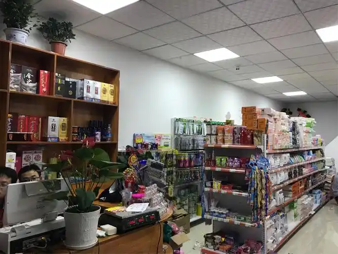 收银台一角,不仅有酒,还有花