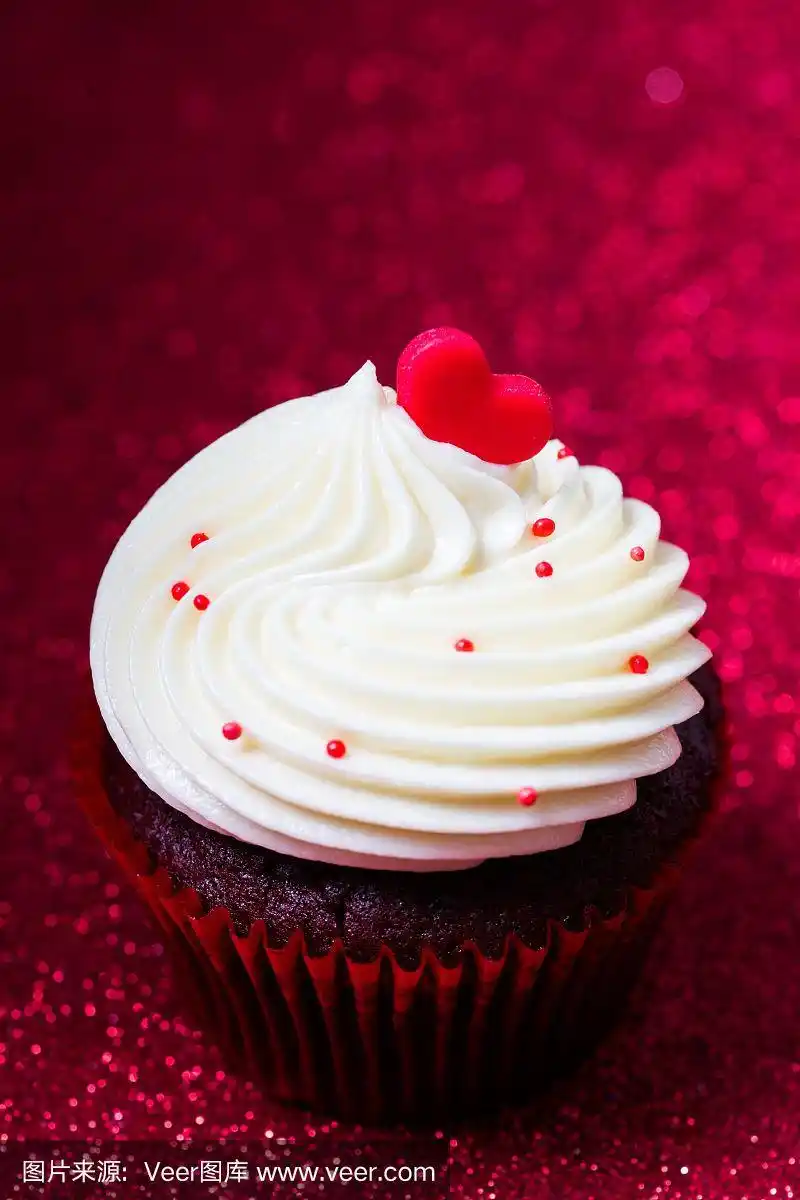 近距离的彩虹洒纸杯蛋糕