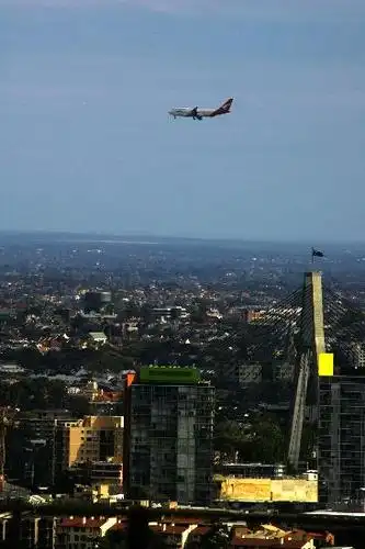 图文:飞机从澳大利亚悉尼上空飞过