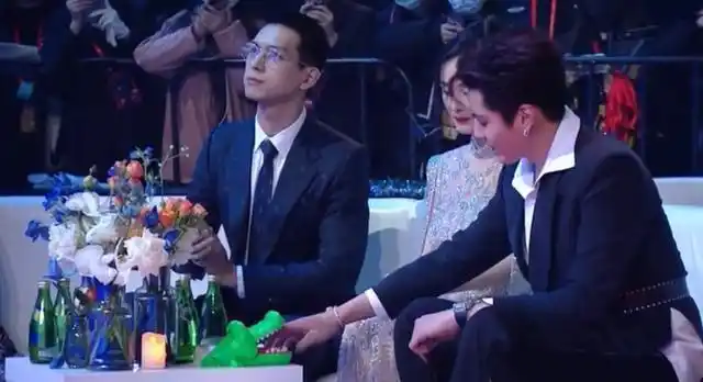 杨幂与吴亦凡开心玩游戏偷瞄同座赵丽颖无交流被嘲气氛好尴尬