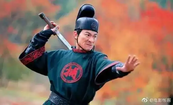 《十面埋伏》里面,刘德华离开心爱女子,作为飞刀门卧底潜伏官府3年.