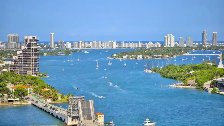 佛罗里达州的迈阿密港和迈阿密天际线