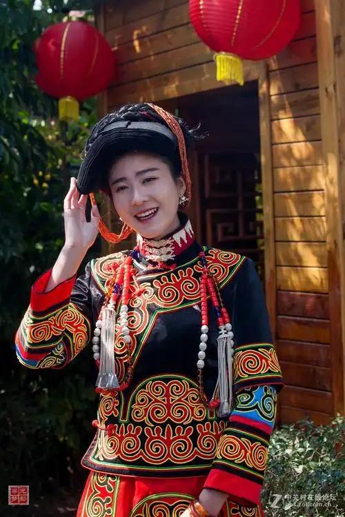 彝族女孩长的确实美三