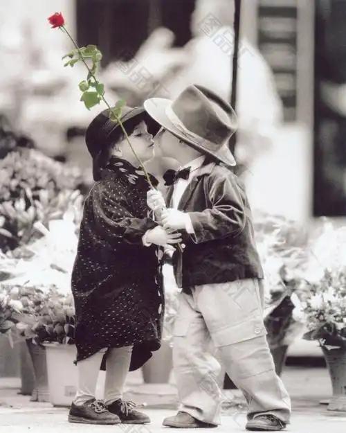 两个小孩装饰画