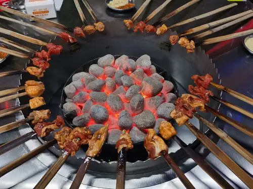 冬季好友聚餐,来一场彝族火盆烤肉,暖融融热乎乎的