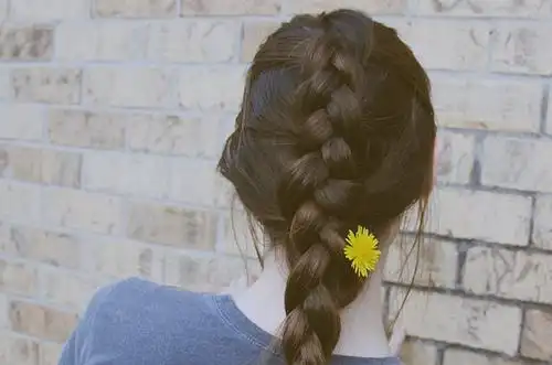 谁见到过一个女生头像,是绑麻花辫子的一个背影,很唯美的那种