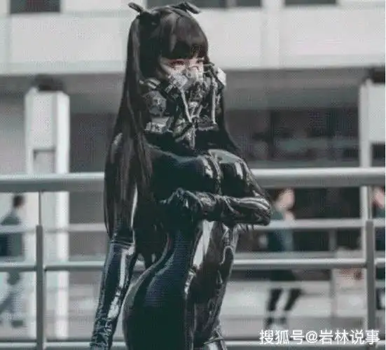 她cos的是动漫里面的玲花这个角色,也就是胶衣女神!