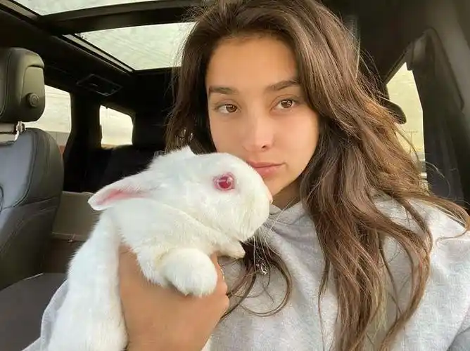 高颜值国王老板女儿阿佳丽社交媒体晒与兔子的自拍合照