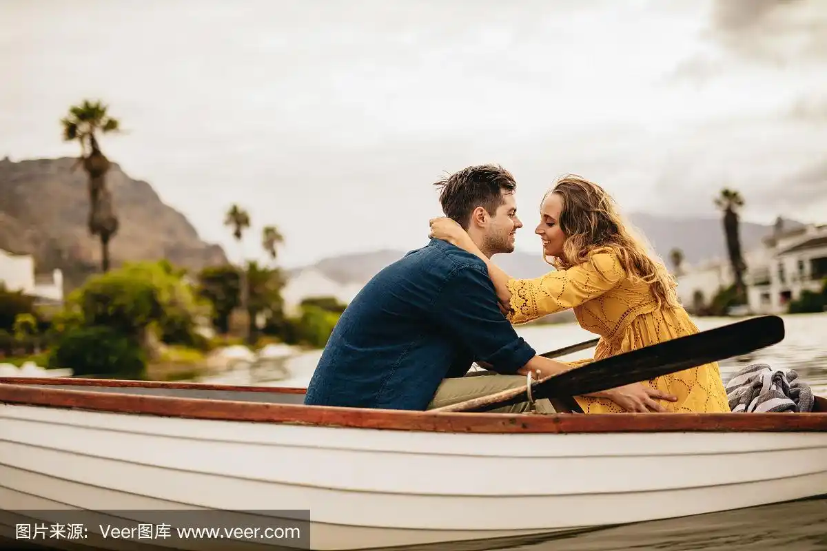 一对浪漫的情侣在船上约会