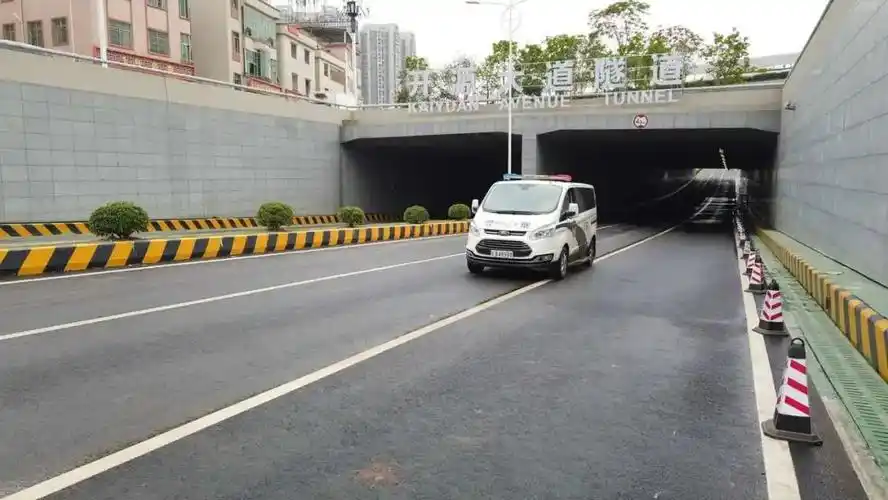 警车试通车△隧道通车02面对暴雨增城区方面,各部门,各镇街联动积极