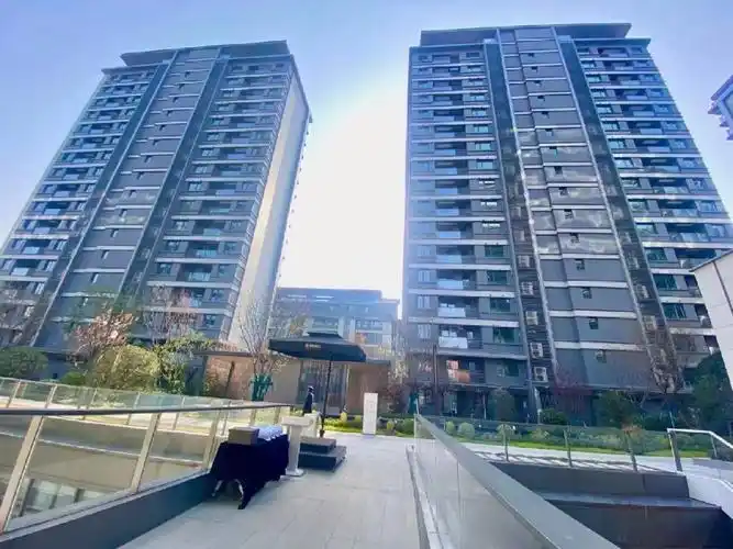 西安灞河边现房观河大平层,带超大阳台.