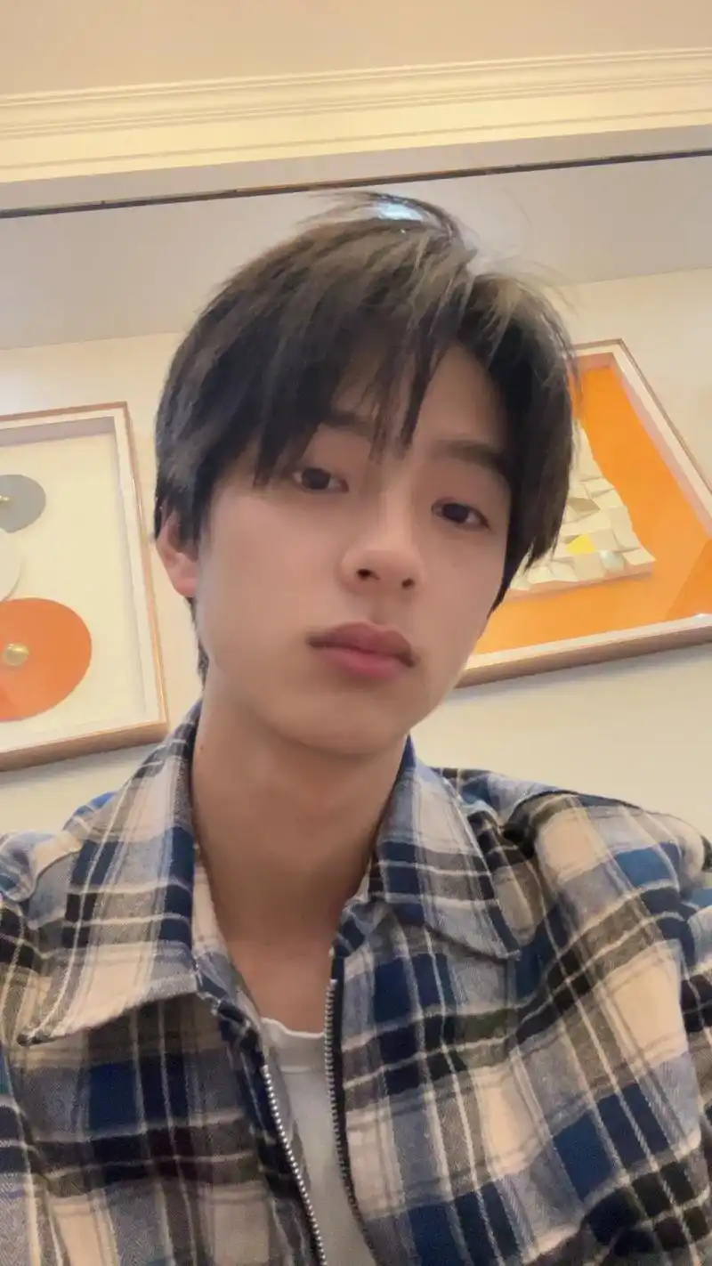 男高中生 #氛围感 #一张照片 是否两个人足够捕捉爱的镜头 - 抖音