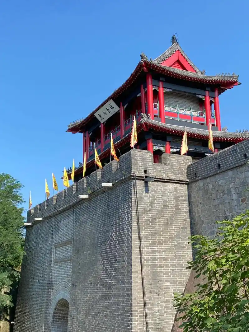 虎山长城位于丹东市城东的鸭绿江畔,与朝鲜的于赤岛和 - 抖音