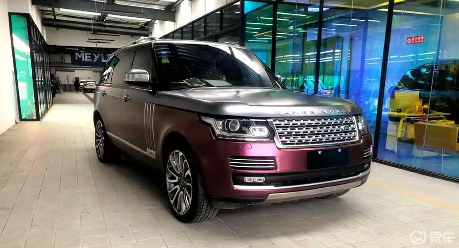 路虎揽胜的气场用蔓越莓红搭配电光钛灰双拼色给展现出来了