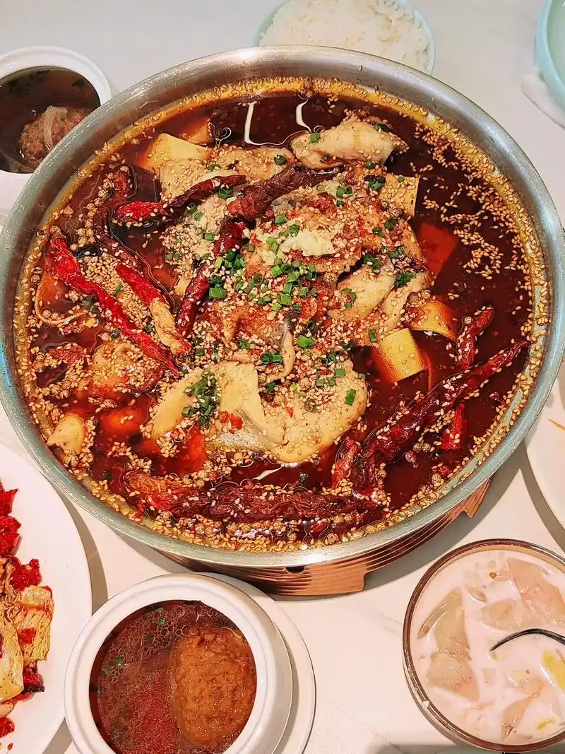 油泼辣子鱼得吃一万次!昨天和朋友去吃陕菜, - 抖音