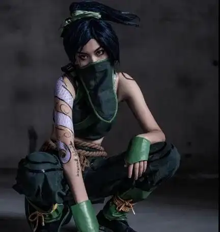 小姐姐cos阿卡丽满背纹身够酷了摘下口罩网友不火不行