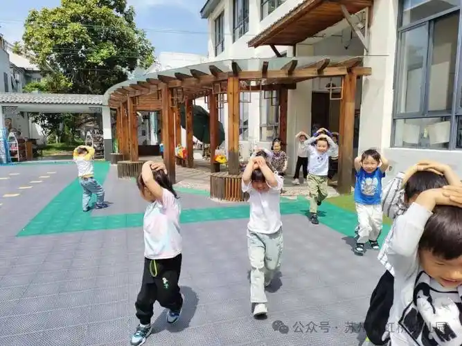 苏州市虹桥幼儿园组织全体师生开展地震避险疏散演练活动