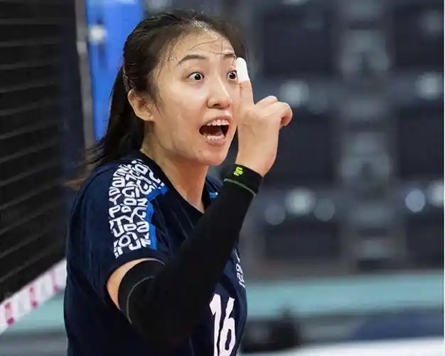 女排奥运冠军丁霞留洋夺首冠,33岁王牌开心庆祝笑容真甜_比赛_联赛