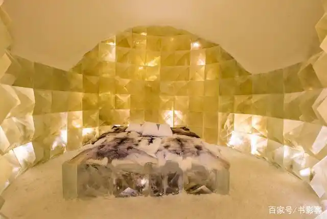 酒店内部的房间恒温在-5°c左右,床上铺有驯鹿皮和被褥,睡觉时可以