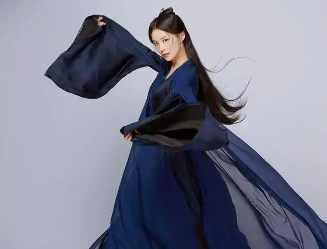 不知道当杨过看到紫衣翩跹的师伯时,会不会有初恋的味道呢?