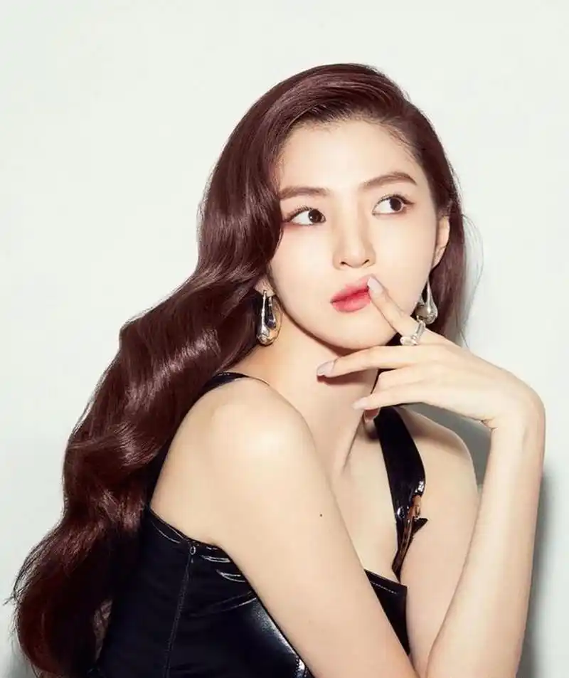 韩国女星韩素希一头金色大浪浪卷发,妩媚动人