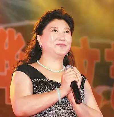 老艺术家,上得了台前,入得了幕后,在事业正红时因病去世,可惜