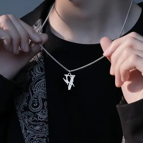 钛钢项链男潮小众男士潮牌百搭夏季嘻哈男生配饰轻奢小众设计感